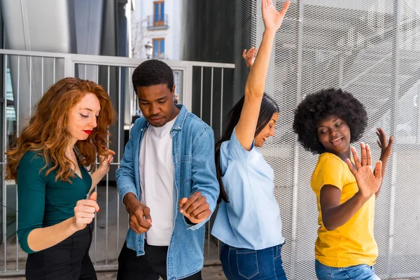 Junge Multiethnische Freunde Tanzen Der Stadt Jahrtausendspaß Mit Musik — Stockfoto