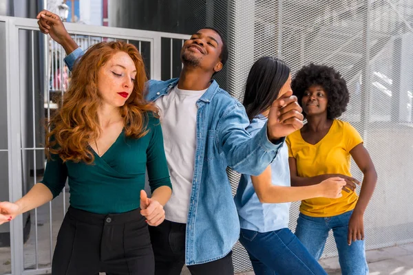 Junge Multiethnische Freunde Tanzen Der Stadt Eine Gruppe Fröhlicher Menschen — Stockfoto