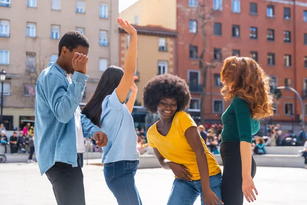Jovens Amigos Multiétnicos Dançando Uma Praça Cidade Grupo Pessoas Felizes — Fotografia de Stock