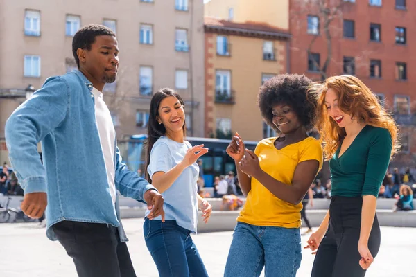 Jovens Amigos Multiétnicos Dançando Uma Praça Cidade Grupo Pessoas Felizes — Fotografia de Stock