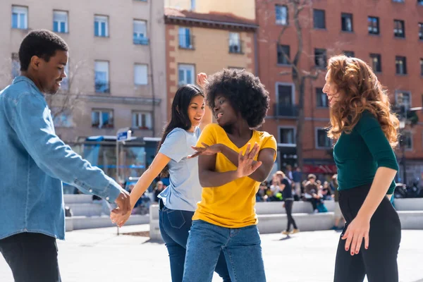 Multi Ethnische Junge Freunde Tanzen Und Lächeln Einen Stadtplatz Eine — Stockfoto