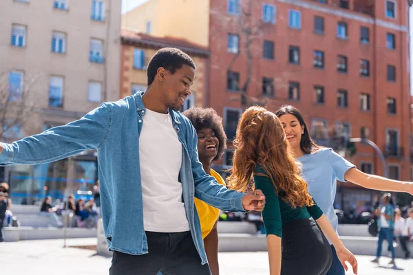 Jovens Amigos Multiétnicos Dançando Sorrindo Cidade Grupo Pessoas Felizes Divertindo — Fotografia de Stock