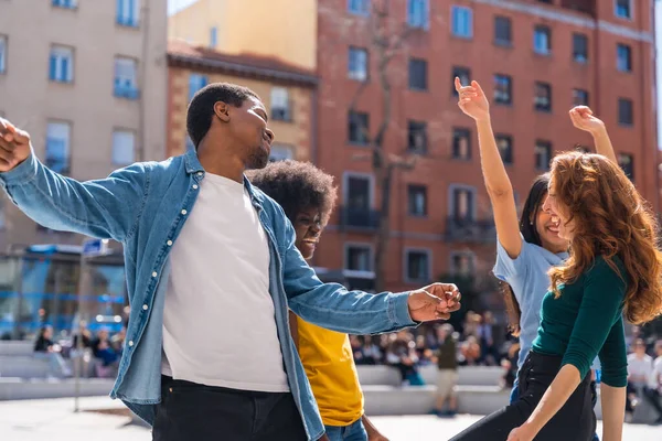 Jovens Amigos Multiétnicos Dançando Sorrindo Cidade Grupo Pessoas Felizes Divertindo — Fotografia de Stock