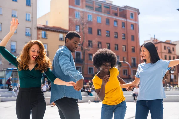 Junge Multiethnische Freunde Tanzen Und Lächeln Der Stadt Und Feiern — Stockfoto