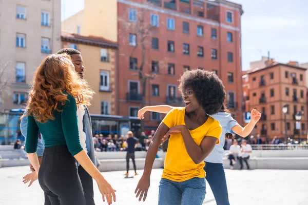 Junge Multiethnische Freunde Tanzen Der Stadt Und Feiern Mit Freunden — Stockfoto