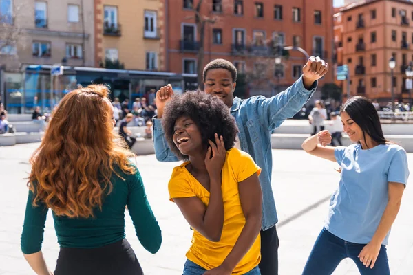 Giovani Amici Multietnici Che Ballano Una Piazza Della Città Godendosi — Foto Stock