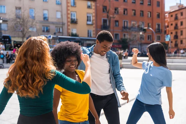 Vários Jovens Amigos Étnicos Dançando Uma Praça Cidade Divertindo Juntos — Fotografia de Stock