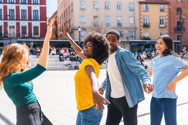 Junge Multiethnische Freunde Tanzen Auf Einem Stadtplatz Und Haben Eine — Stockfoto