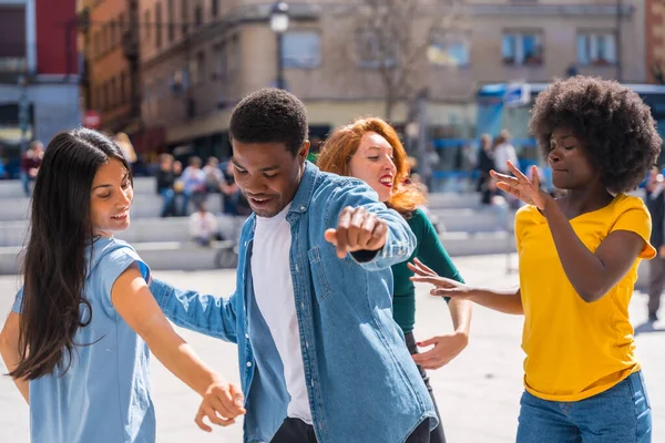 Multi Ethnische Junge Freunde Tanzen Auf Einem Stadtplatz Authentische Gruppe — Stockfoto