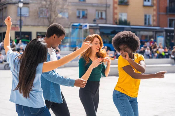 Junge Multiethnische Freunde Tanzen Der Stadt Authentische Gruppe Verschiedener Freunde — Stockfoto