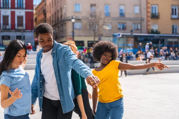 Junge Multiethnische Freunde Tanzen Der Stadt Authentische Gruppe Verschiedener Freunde — Stockfoto