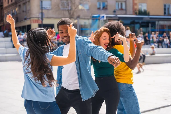 Multi Amigos Jovens Étnicos Dançando Uma Praça Cidade Grupo Amigos — Fotografia de Stock