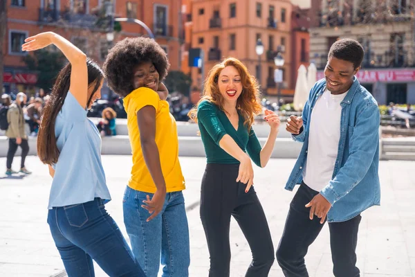 Jovens Amigos Multi Étnicos Dançando Uma Praça Cidade Dançarinos Grupo — Fotografia de Stock