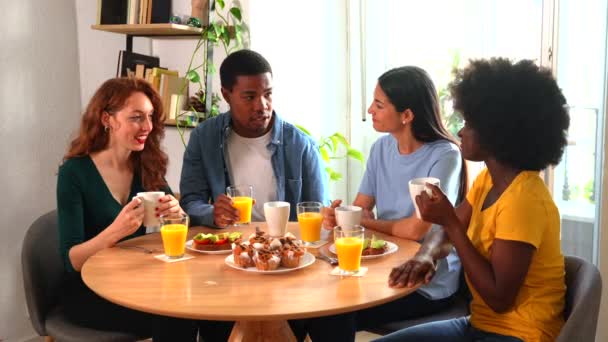 Πολυεθνικοί Φίλοι Διασκεδάζουν Ένα Πρωινό Χυμό Πορτοκάλι Και Muffins Στο — Αρχείο Βίντεο