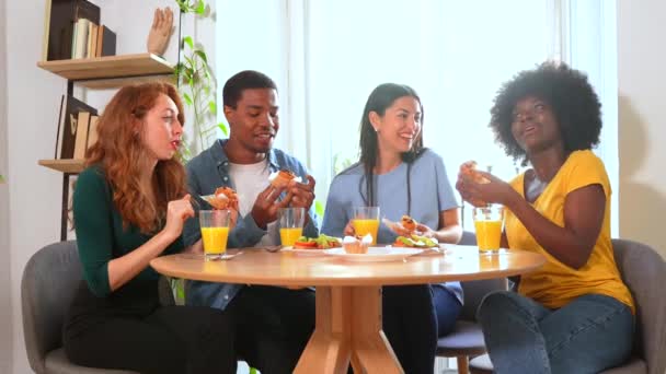 Amigos Multiétnicos Desayuno Con Zumo Naranja Magdalenas Casa Detalle Cortar — Vídeos de Stock
