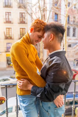 Güzel eşcinsel çift evde kanepede, balkonda, lgbt konseptinde romantik oluyor.