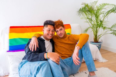 Güzel eşcinsel çift evde birlikte kanepede romantik, lgbt konsepti
