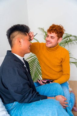 Güzel eşcinsel çift makyaj yapıyor ve evde romantik olmak eğlenceli, lgbt konsepti.