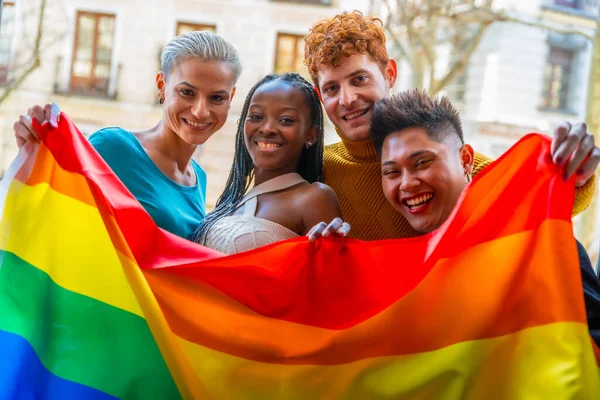 一对同性恋者和女同性恋者穿着彩虹旗的肖像 Lgtb概念 — 图库照片