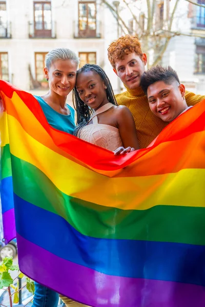 穿着彩虹彩旗肖像的男同性恋和女同性恋者的画像 Lgtb概念 — 图库照片