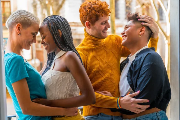 Retrato Casais Gay Caras Lésbicas Meninas Abraçando Juntos Lgtb Conceito — Fotografia de Stock