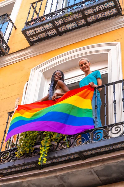 Lesbische Paare Mit Lgbt Flagge Auf Dem Balkon Hause Party — Stockfoto