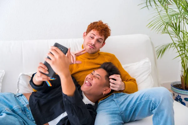 Hübsch Gay Pärchen Being Romantisch Drinnen Zuhause Auf Die Sofa — Stockfoto