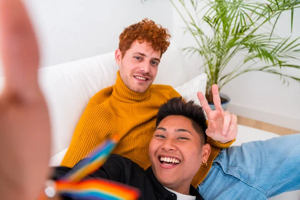 Hübsch Gay Pärchen Being Romantisch Drinnen Zuhause Auf Die Sofa — Stockfoto
