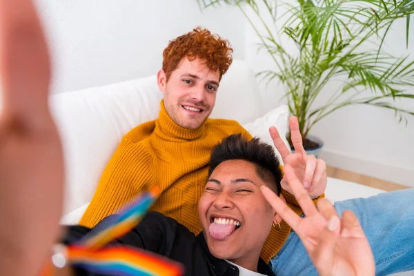 Schönes Homosexuelles Paar Das Hause Auf Dem Sofa Romantisch Ist — Stockfoto