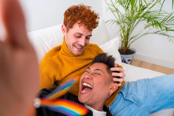 Hübsches Homosexuelles Paar Das Hause Auf Dem Sofa Romantisch Ist — Stockfoto