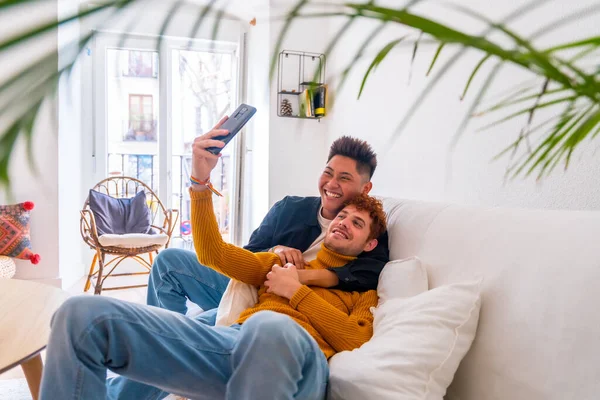 Beautiful Gay Couple Being Romantic Indoors Home Sofa Taking Selfie — Stock Photo, Image