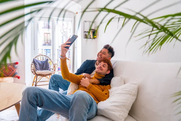 美丽的一对同性恋夫妇在家里的沙发上浪漫 抱着一个自私自利的想法 — 图库照片