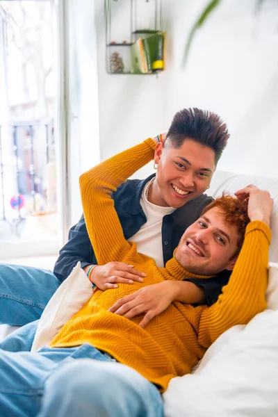 Belo Casal Gay Sendo Romântico Casa Sofá Retrato Abraçando Lgbt — Fotografia de Stock