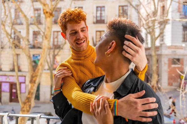 Beau Couple Gay Étant Romantique Maison Sur Canapé Riant Sur — Photo