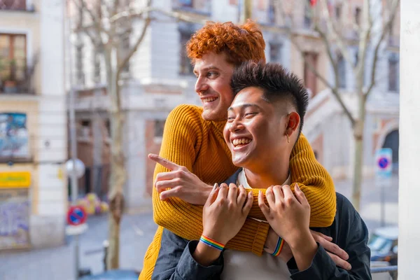 Güzel Eşcinsel Çift Evde Kanepede Romantik Balkonda Kucaklaşıyorlar Igbt Konsepti — Stok fotoğraf