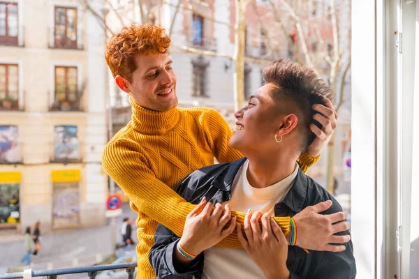 Beau Couple Gay Étant Romantique Maison Sur Canapé Étreignant Sur — Photo