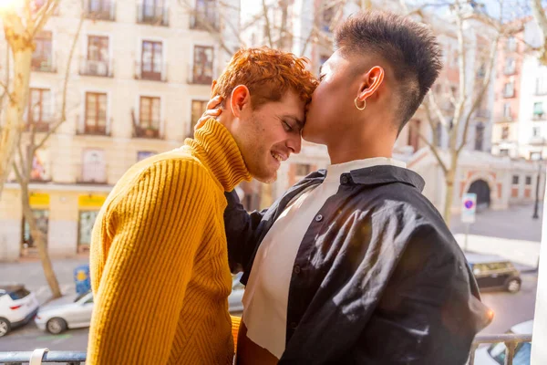Hermosa Pareja Gay Siendo Romántico Casa Sofá Casa Balcón Besándose — Foto de Stock