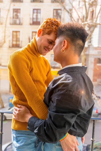 Beau Couple Gay Étant Romantique Maison Sur Canapé Balcon Maison — Photo