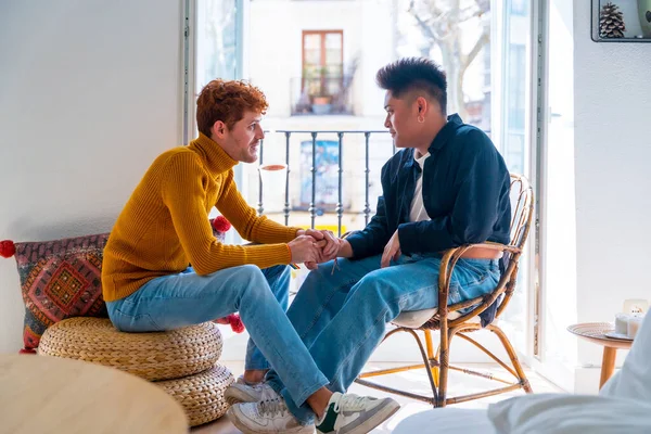 Beau Couple Gay Étant Romantique Maison Par Balcon Maison Parlant — Photo