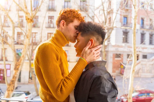 美丽的一对同性恋情侣在家里的沙发上浪漫 在家里的阳台上亲吻着对方的额头 令人难以忍受 — 图库照片