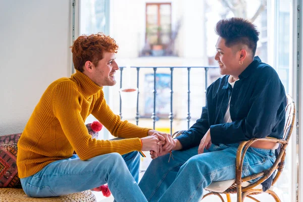 在家里的阳台边 美丽的一对同性恋情侣在谈情说爱 握手握手 这真是个好主意 — 图库照片