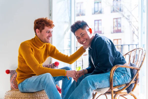 一对美丽的同性恋情侣手牵着手在阳台边浪漫的画像 — 图库照片