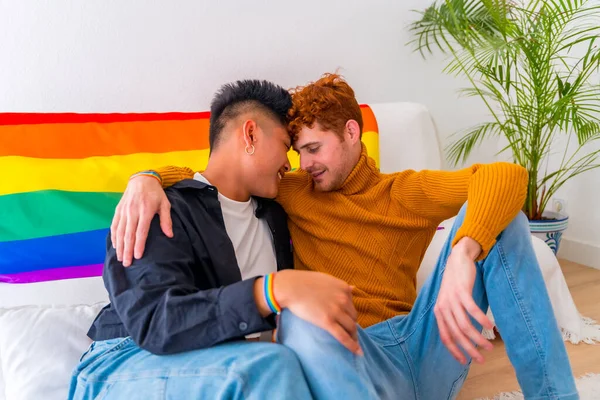 Bela Gay Casal Sendo Romântico Casa Juntos Sofá Lgbt Conceito — Fotografia de Stock