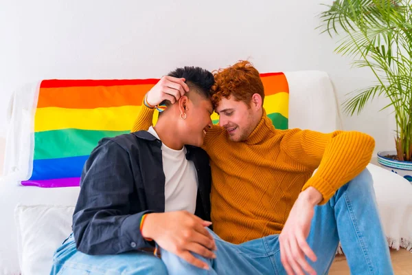 Belo Casal Gay Sendo Romântico Casa Pelo Sofá Conceito Lgbt — Fotografia de Stock