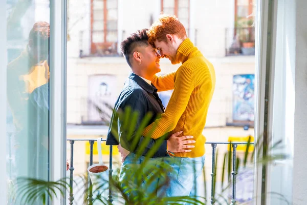 Bela Gay Casal Sendo Romântico Pelo Janela Segurando Cada Outros — Fotografia de Stock