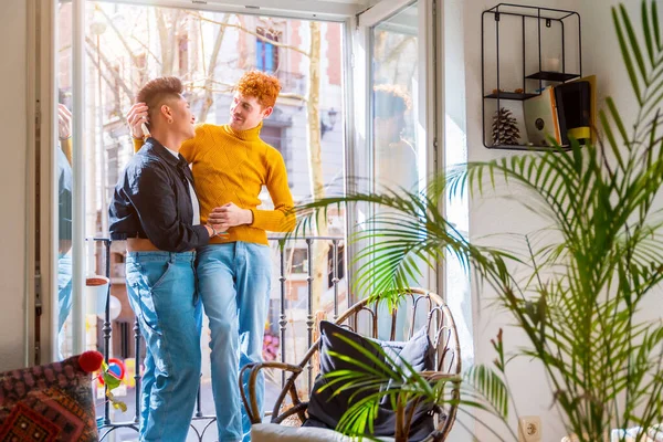 美丽的一对同性恋情侣在窗边互相拥抱 这是个很浪漫的概念 — 图库照片