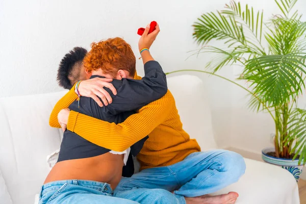 Beau Couple Gay Étant Romantique Sur Canapé Concept Lgbt Homme — Photo