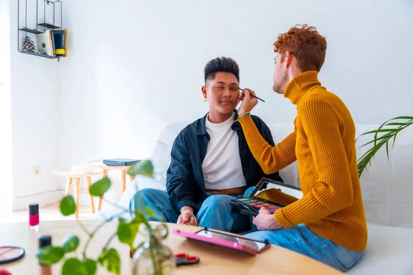 Güzel eşcinsel çift makyaj yapıyor ve evde romantik olmak eğlenceli. Igbt konsepti, gerçek insanlar, gerçek bir çift.