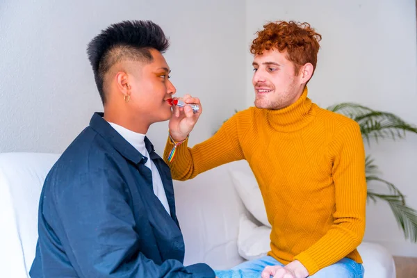 Beau Gay Couple Putting Sur Maquillage Peinture Leur Lèvres Être — Photo