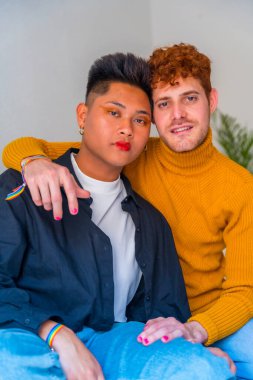 Makyajlı güzel eşcinsel çift portresi, evde gülümseme, lgbt konsepti.
